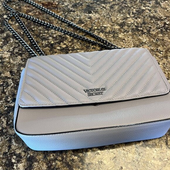 GRAY VICTORIA'S SECRET SHOULDER/CROSS BODY PURSE WITH BLACK CHAIN STRAP - Picture 1 of 7